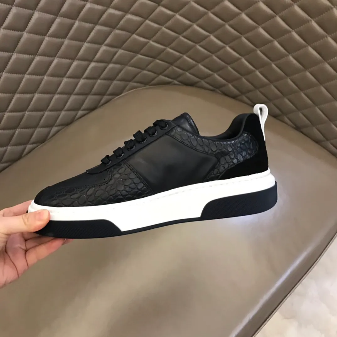 p420 "Salvatore Ferraga**" men's low-cut fashion sneakers. This casual shoe has a novel structure and is made of soft calfskin. The contrasting color elements on the upper highlight the bold and avant-garde atmosphere. The first-layer cowhide lining is high-end and comfortable. Energetic and fresh, these shoes can be worn with casual looks or add a touch of street style to elegant trousers.  Size: 38-44